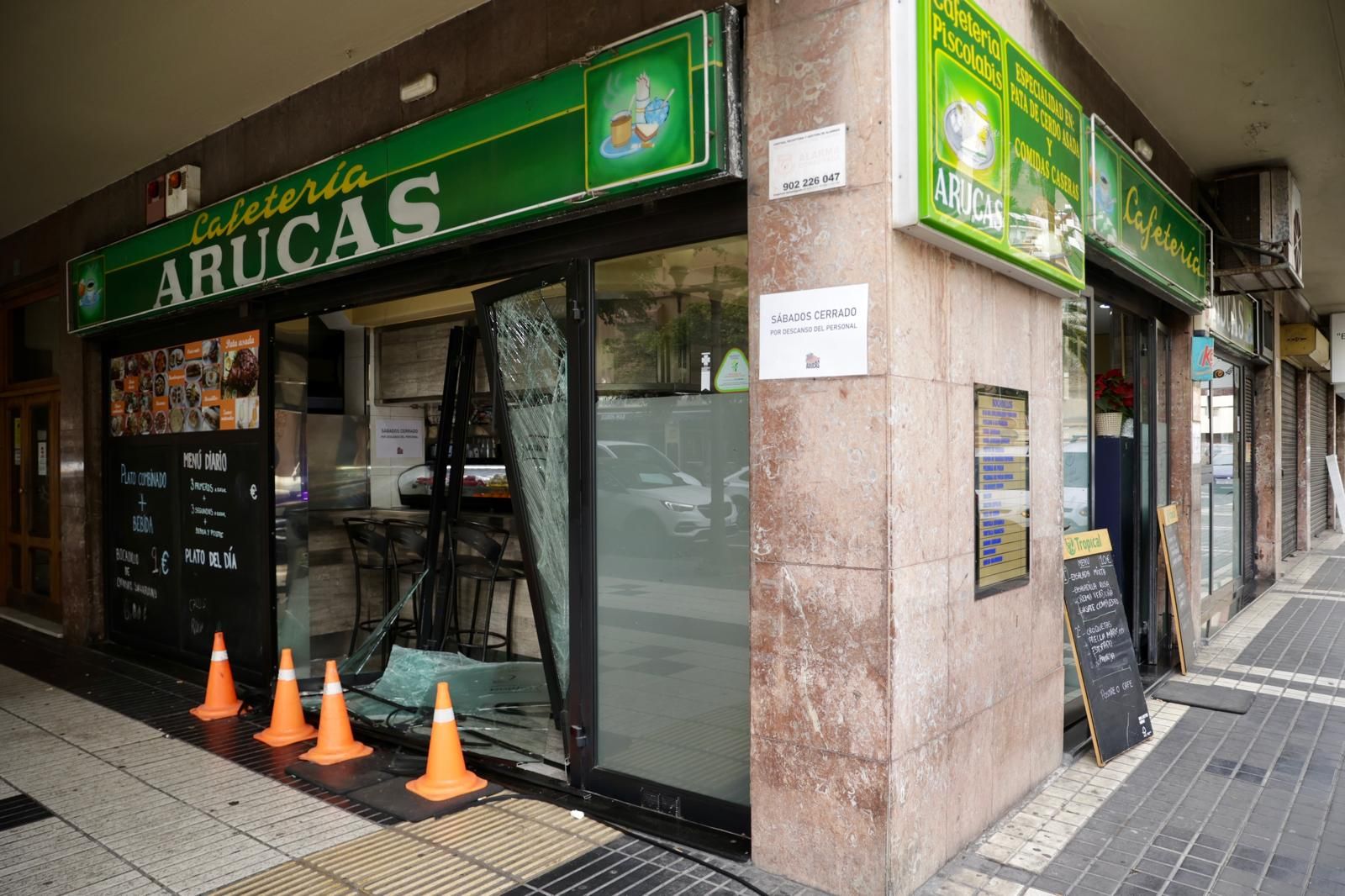 Así quedó una cafetería en la capital grancanaria tras el intento de robo con alunizaje