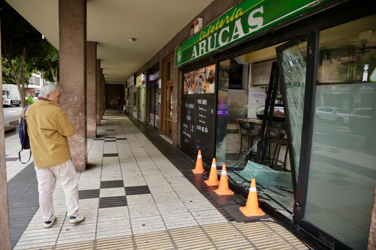 Así quedó una cafetería en la capital grancanaria tras el intento de robo con alunizaje