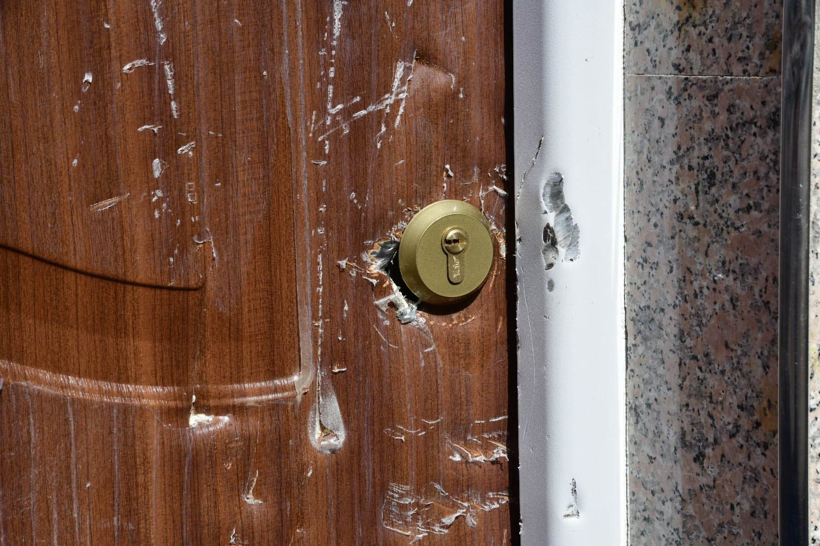 El edificio de Vecindario, desalojado y precintado por riesgo de derrumbe