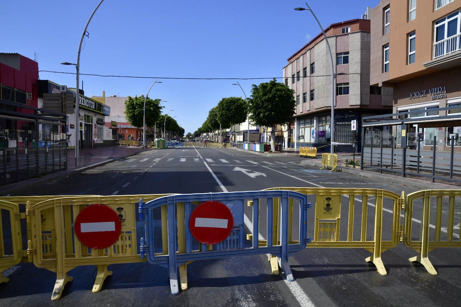 El edificio de Vecindario, desalojado y precintado por riesgo de derrumbe