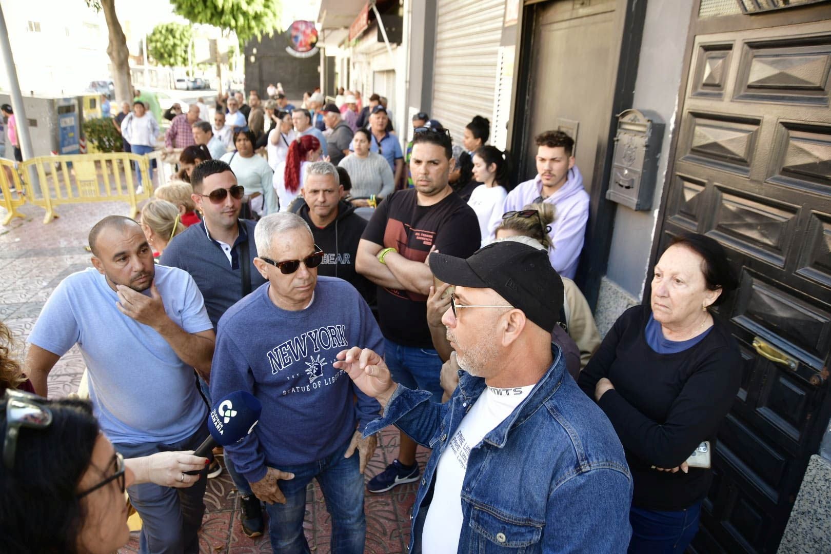 El edificio de Vecindario, desalojado y precintado por riesgo de derrumbe