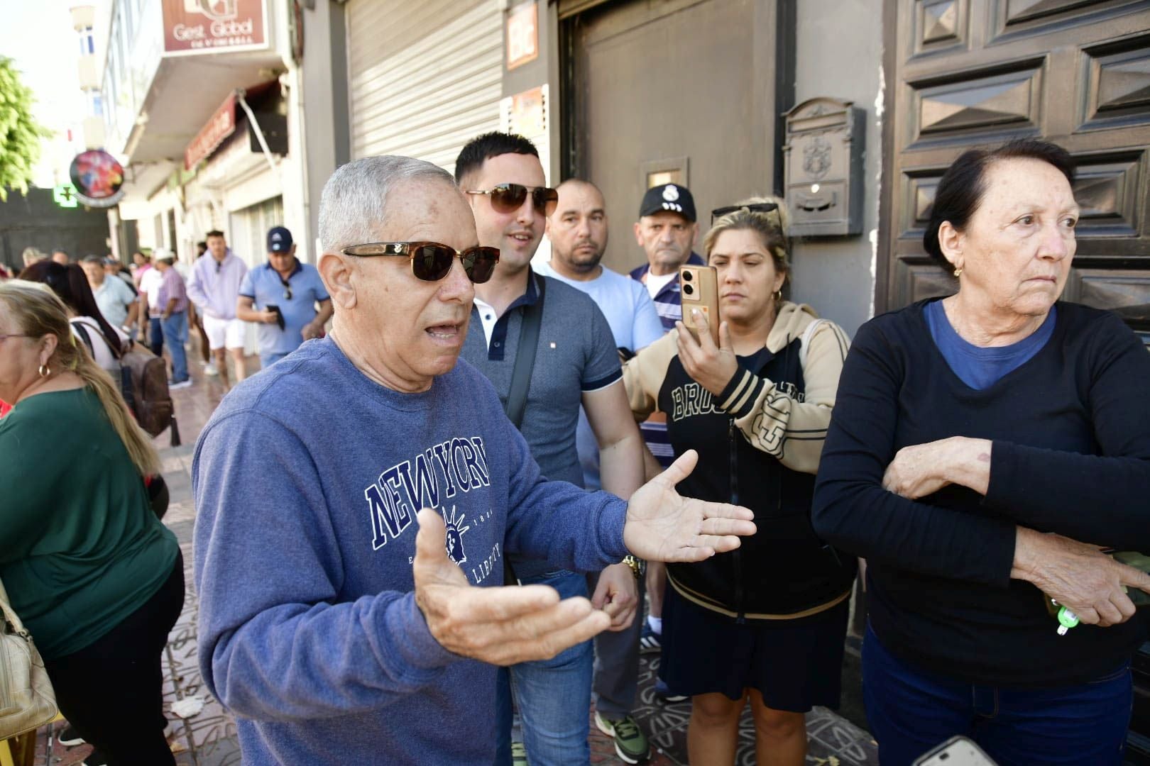 El edificio de Vecindario, desalojado y precintado por riesgo de derrumbe