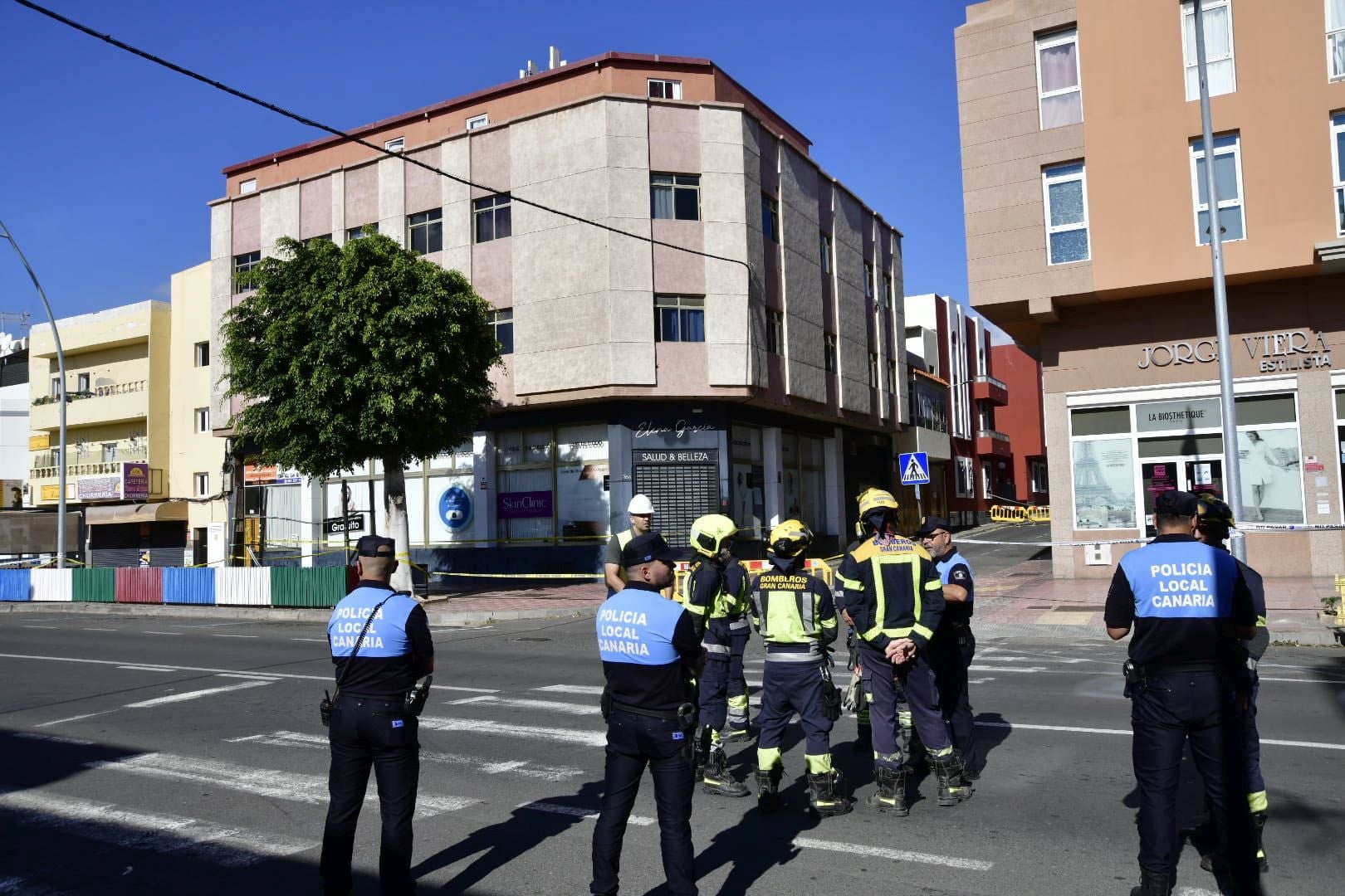 El edificio de Vecindario, desalojado y precintado por riesgo de derrumbe