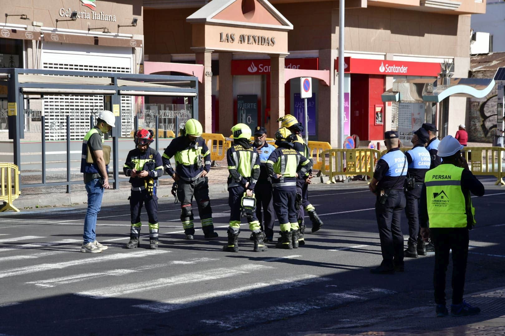 El edificio de Vecindario, desalojado y precintado por riesgo de derrumbe