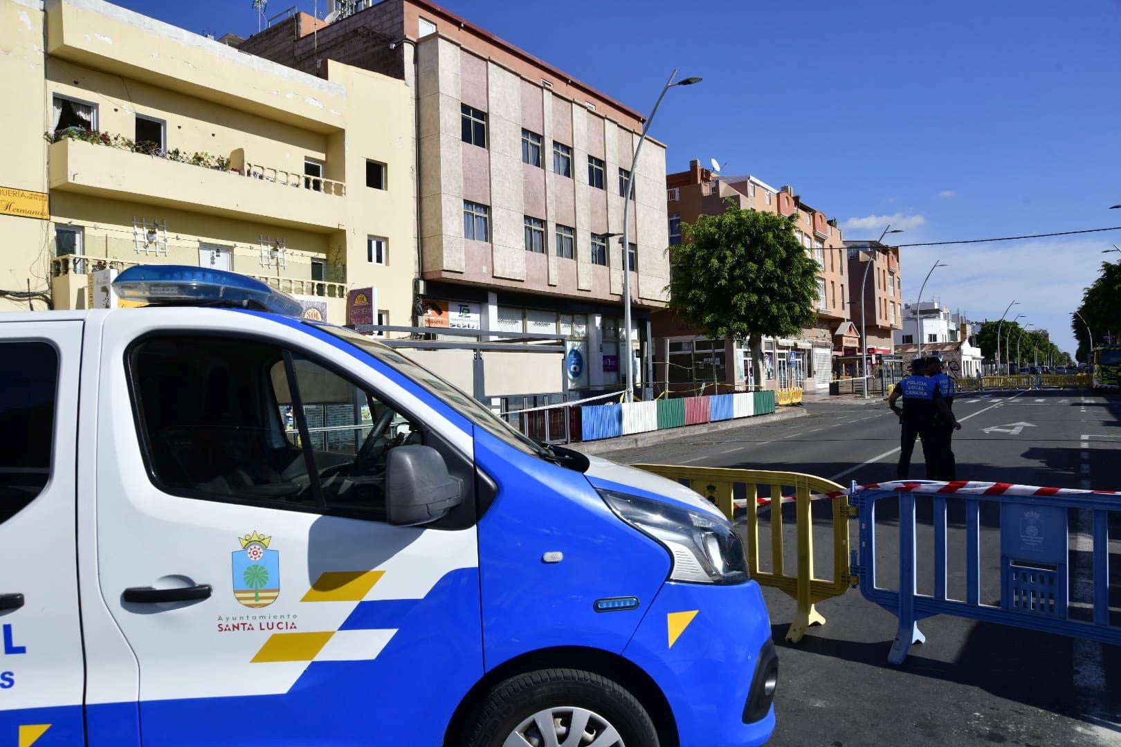 El edificio de Vecindario, desalojado y precintado por riesgo de derrumbe