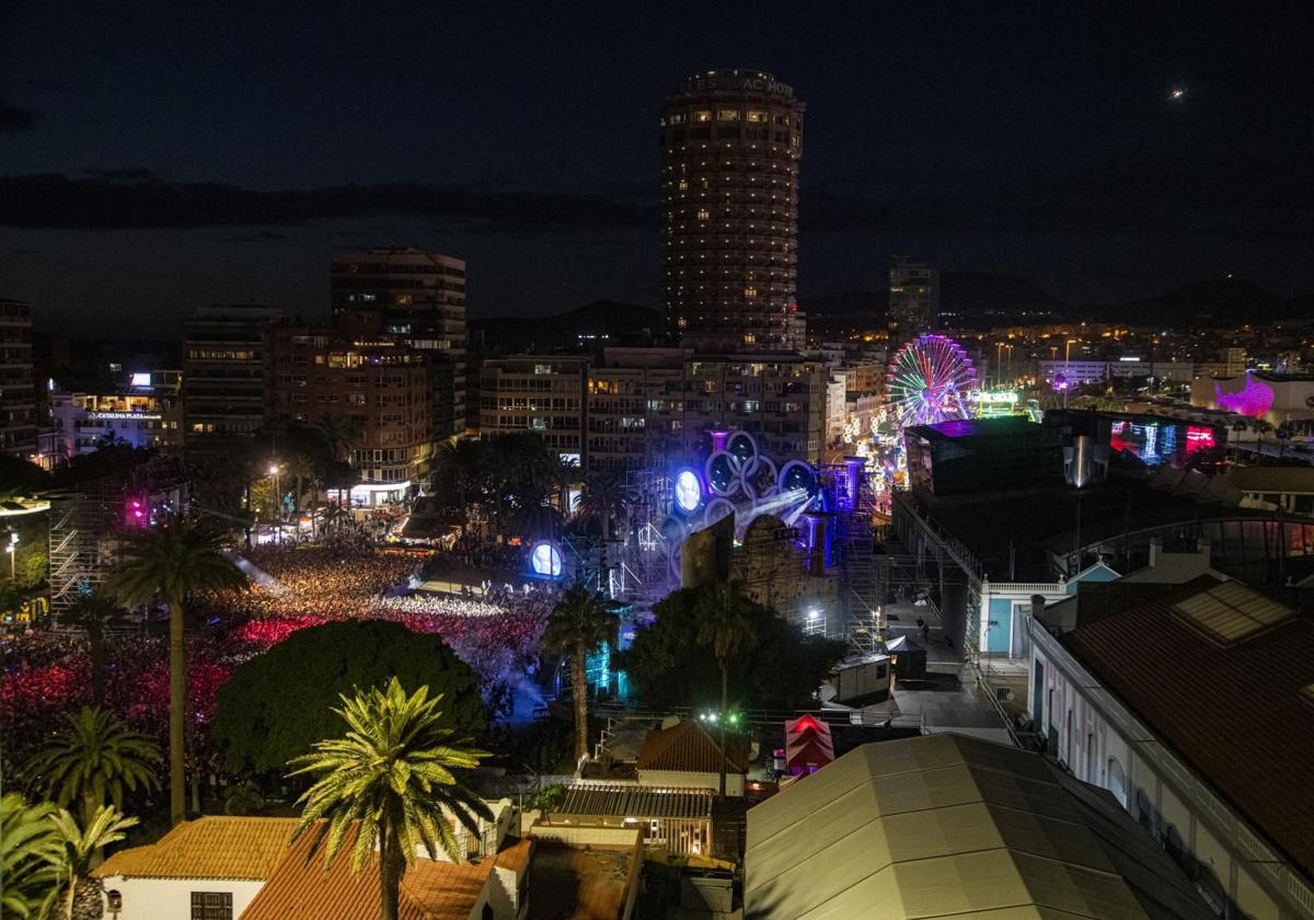 Panorámica del corredor carnavalero de Santa Catalina durante el concierto de Maluma del pasado viernes.