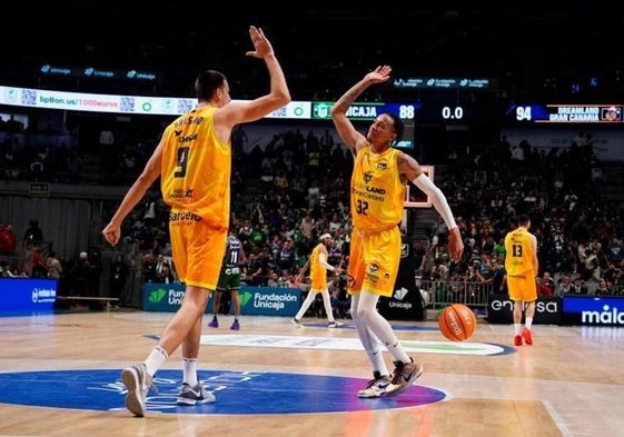 Brussino y Thomasson celebran una canasta en mitad de un encuentro.