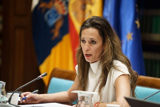 La consejera de Turismo, Jéssica de León, compareció este lunes en comisión parlamentaria.