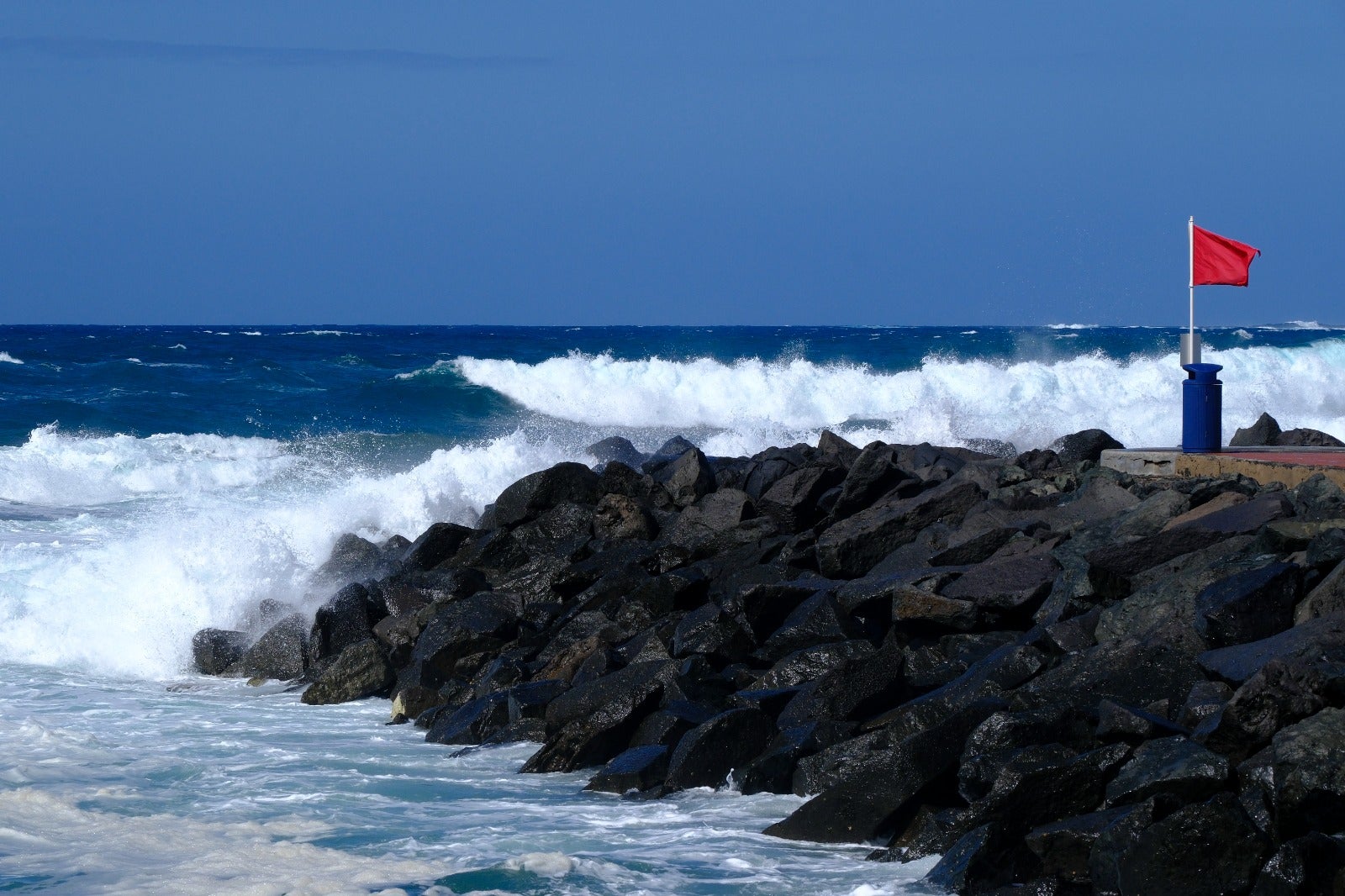 El oleaje azota con fuerza la costa de Las Palmas de Gran Canaria