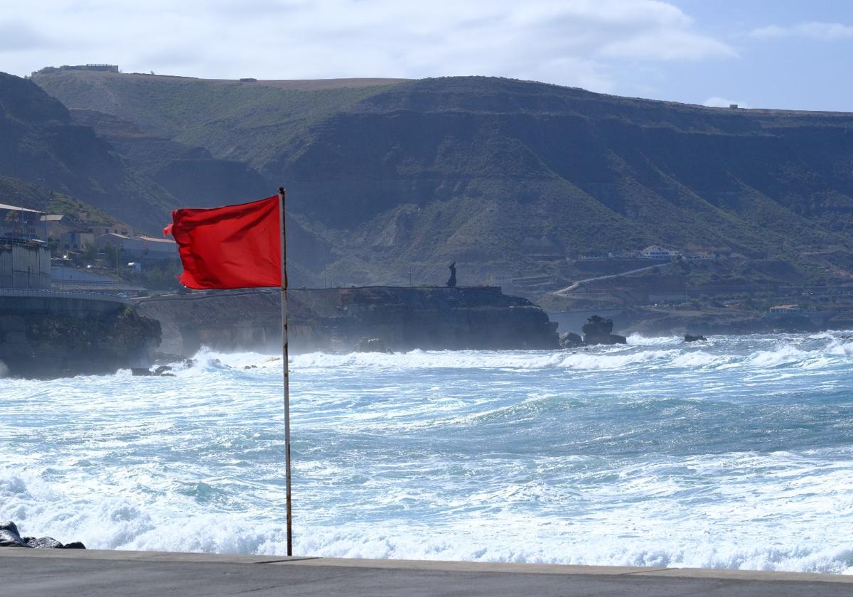 El oleaje azota con fuerza la costa de Las Palmas de Gran Canaria