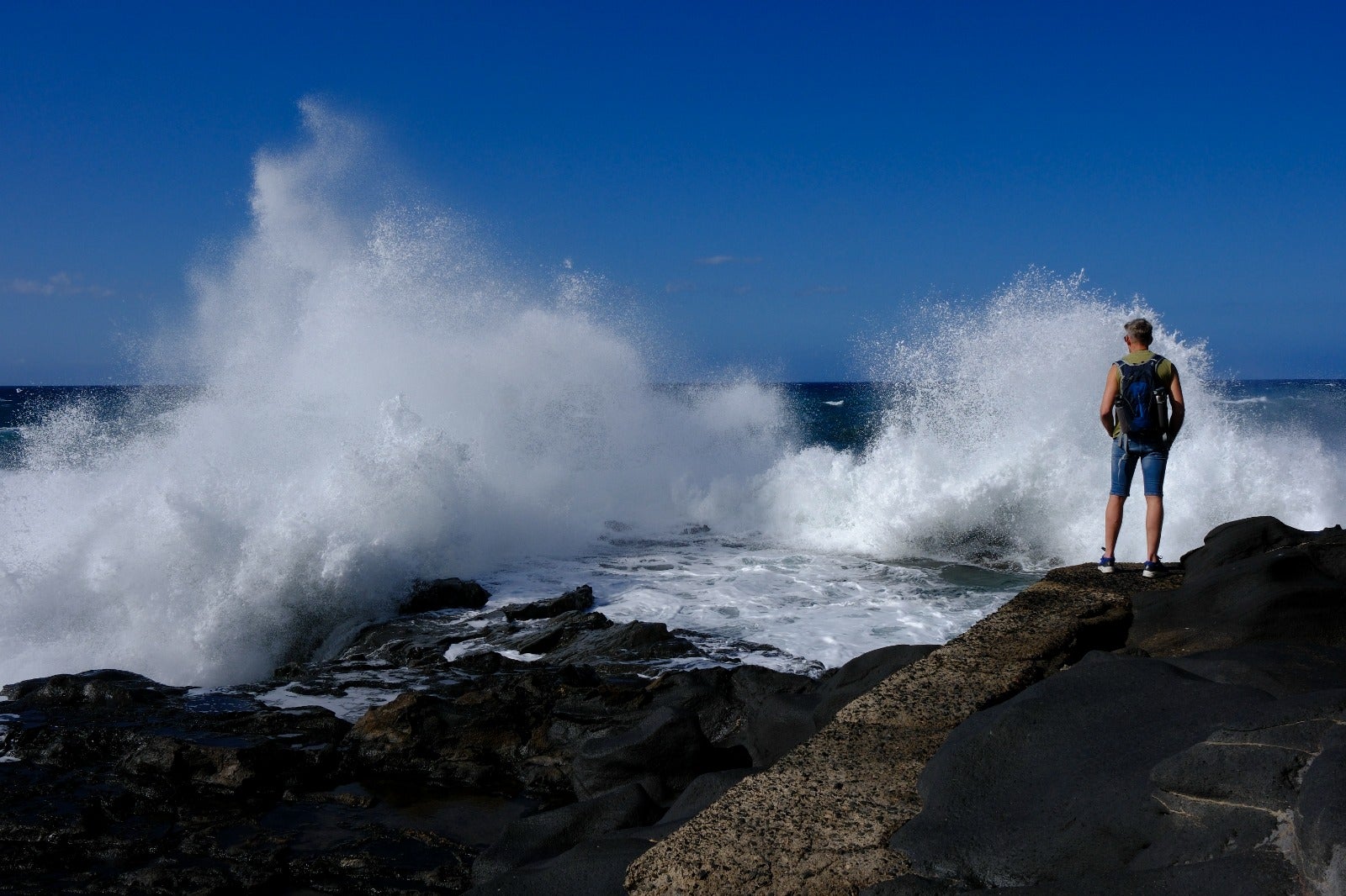 El oleaje azota con fuerza la costa de Las Palmas de Gran Canaria