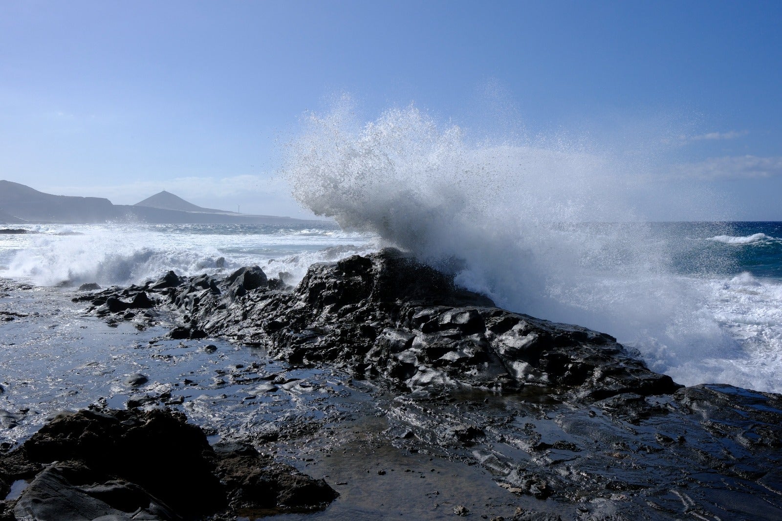 El oleaje azota con fuerza la costa de Las Palmas de Gran Canaria