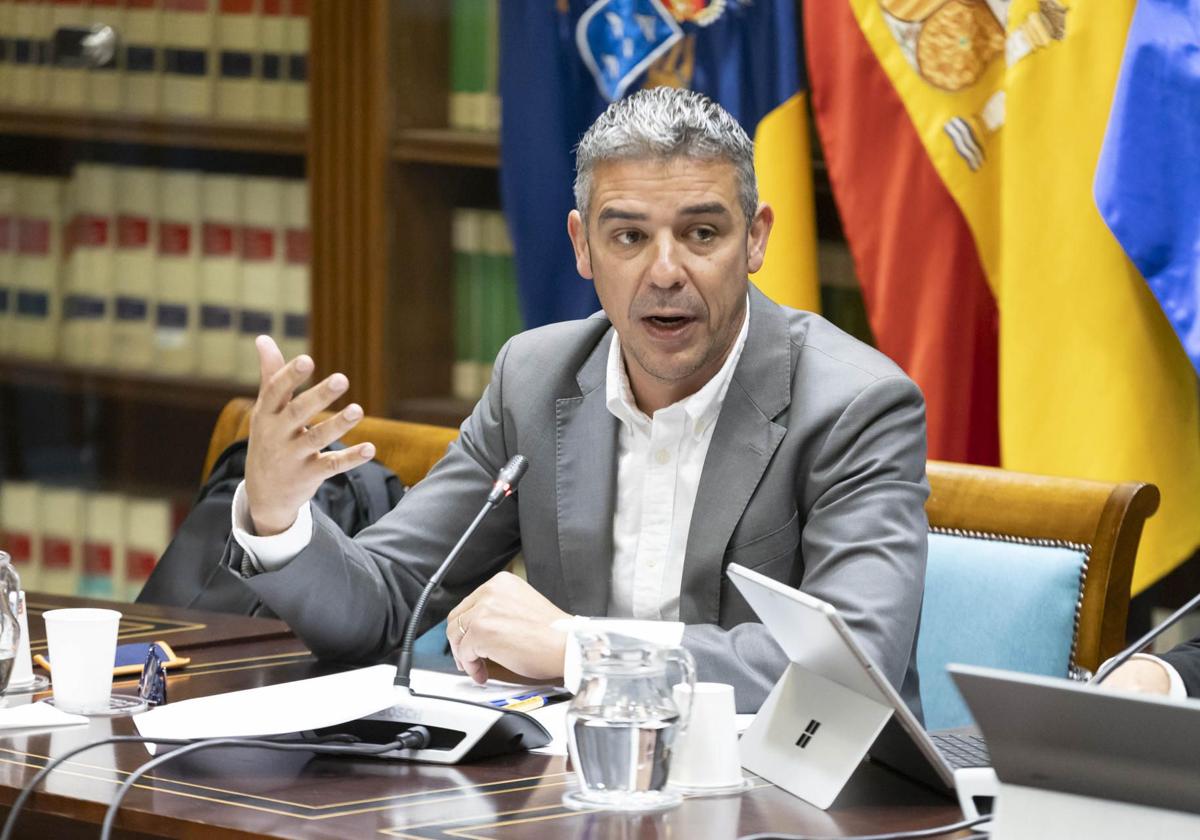 Quintero compareciendo ante el parlamento