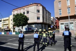Entrada de técnicos y bomberos en el inmueble.