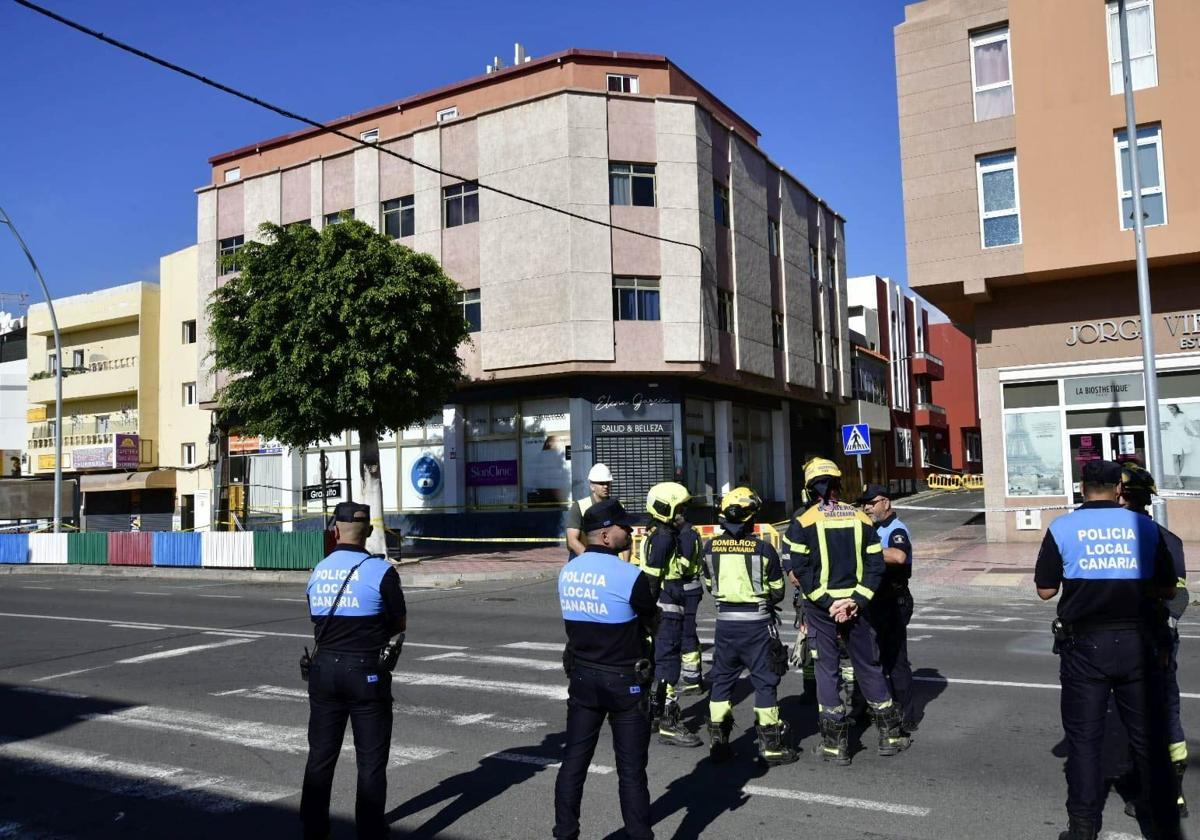 Entrada de técnicos y bomberos en el inmueble.