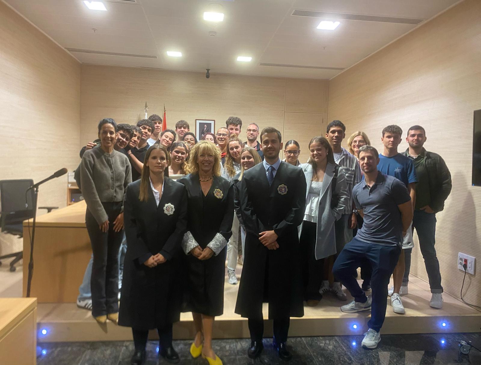 Fotografía de la visita del IES Profesor Martín Miranda a la sede judicial de La Laguna. Delante, de izda. a derecha, la juez en prácticas Irene Martín Moreno, la magistrada Celia Blanco Redondo y el fiscal Adrián Campos Ureste.