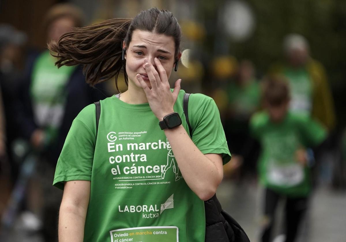 Imagen de archivo de una participante de una marcha contra el cáncer en Asturias.