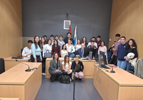 Imagen de la visita a la sede judicial de la capital grancanaria del IES Siete Palmas, con la fiscal Cecilia Acebal y el letrado de la Administración de Justicia Rafael García.