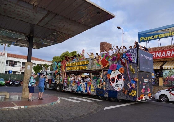 Las calles del sur reciben con alegría al desfile anunciador del carnaval de Maspalomas 2025