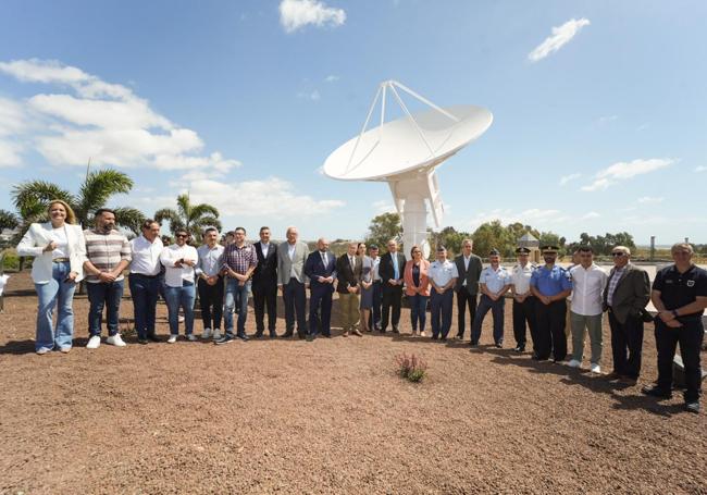 Foto de familia tras el acto de inauguración de la antena.