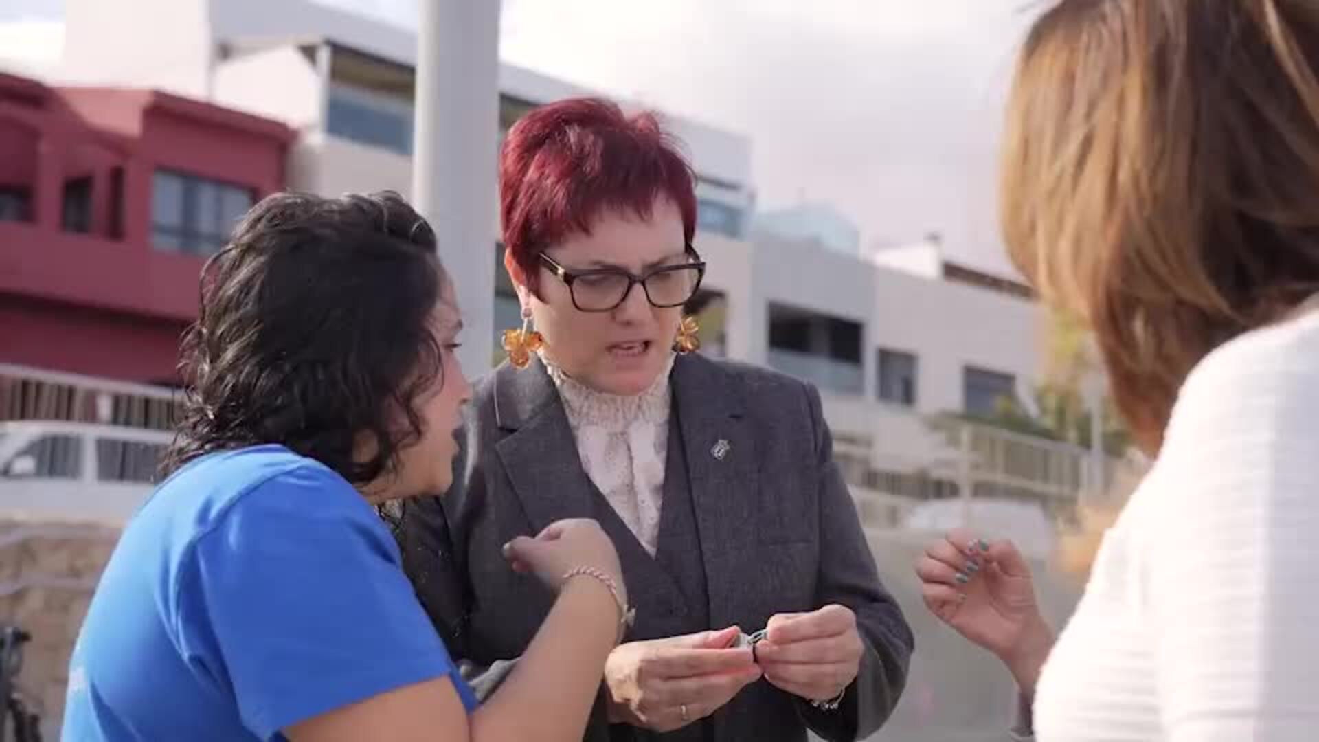 Candelaria Delgado entrega a Benjamín y Yogui la primera chapa acreditativa de perro de asistencia