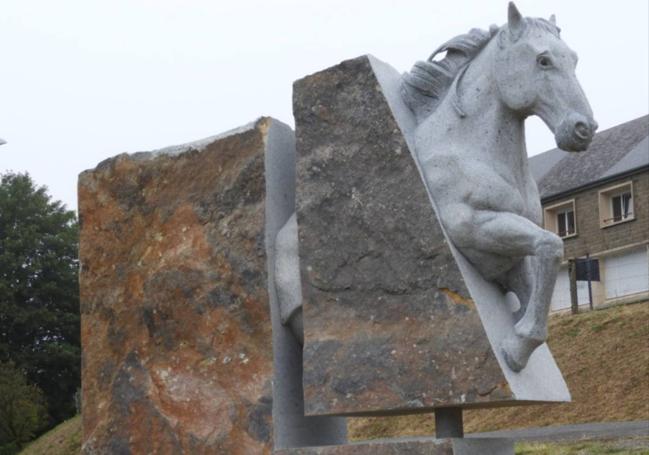 El caballo de Fuerza motriz, primera pieza del artista majorero que luce en el Parque-Museo del Granito francés.