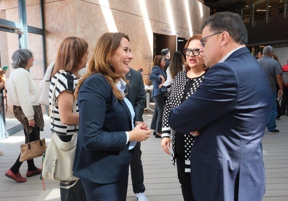 La presidenta Lola García, la alcaldesa Candi Umpiérrez y el consejero regional Manuel Miranda.