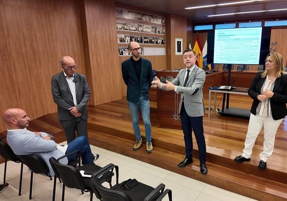 Presentación del diagnóstico de movilidad con el consejero Teodoro Sosa, la alcaldesa Vanesa Martín, y el concejal Óliver Navarro.