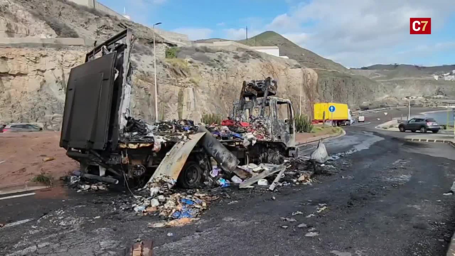 Así quedó calcinado un camión en la GC-1