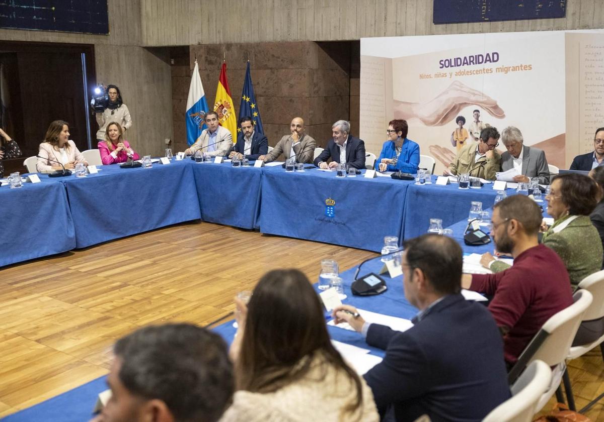 Reunión entre ayuntamientos, cabildos y entidades del tercer sector este jueves en Tenerife.