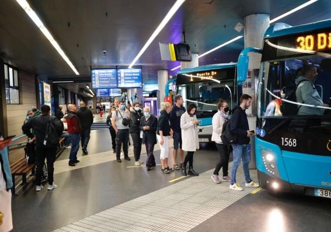 Usuarios de Global subiendo a una línea interurbana en la estación de San Telmo.