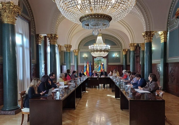 Representantes de la Comisión de Migraciones de la Asamblea Parlamentaria de la OSCE, en la Delegación del Gobierno junto a Anselmo Pestana.