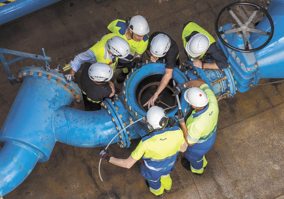 Las fugas de agua se combaten en equipo, a través de un sistema digitalizado y a pie de calle.