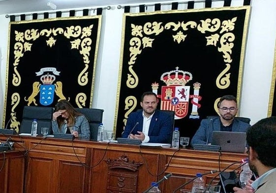 Yonathan de León y Echedey Eugenio en una sesión plenaria.
