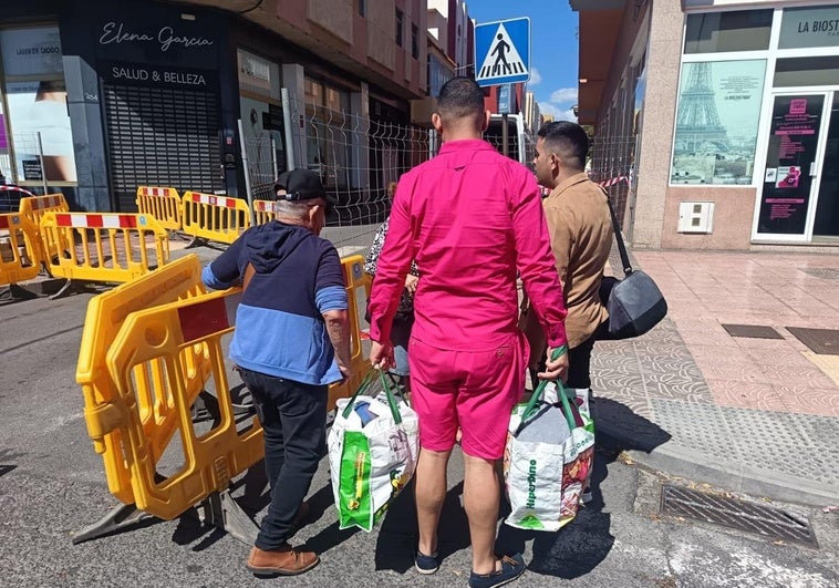Los vecinos recogen objetos esenciales del edificio desalojado el sábado.