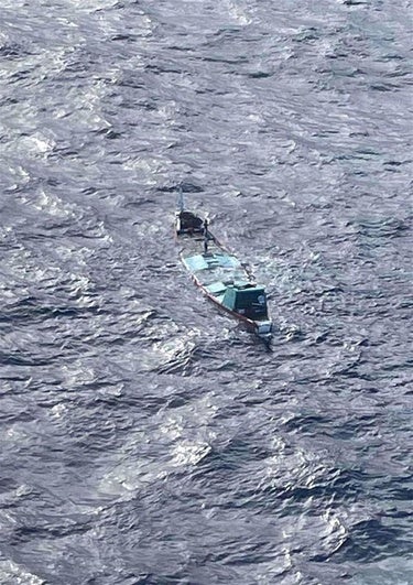 Un cayuco semihundido en el mar el año pasado.