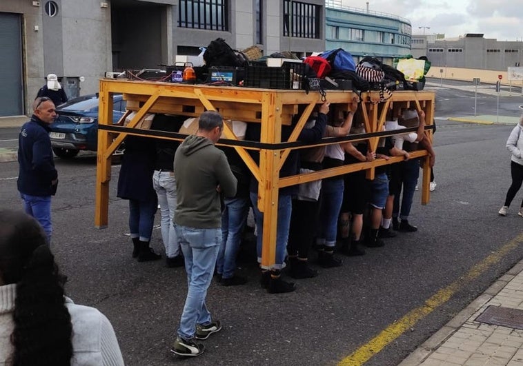 Imagen de los costaleros en pleno ensayo en El Sebadal.