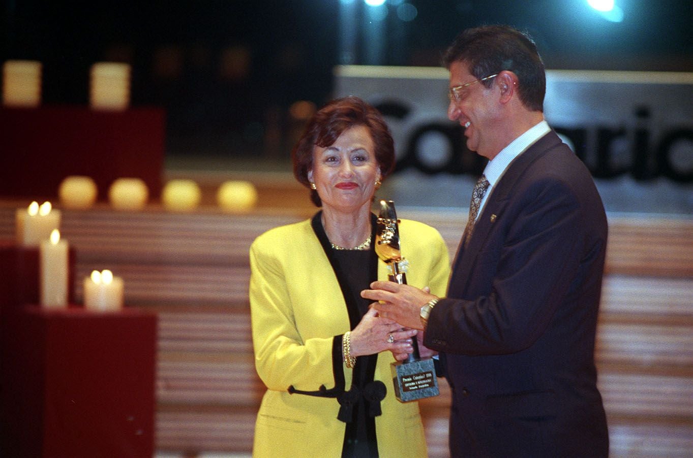 Yolanda Arencibia, al recibir de manos del entonces rector de la ULPGC, Manuel Lobo, uno de los Premios CANARIAS7 entregados en 1999.