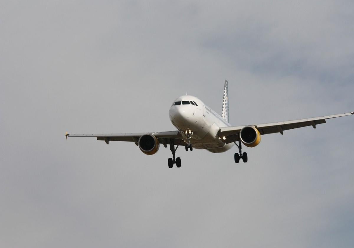 Imagen de archivo de un avión sobrevolando el cielo.