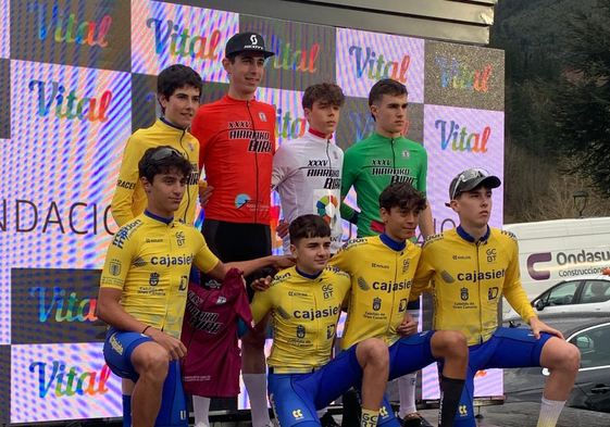 Foto de familia del equipo Gran Canaria Bike Team.