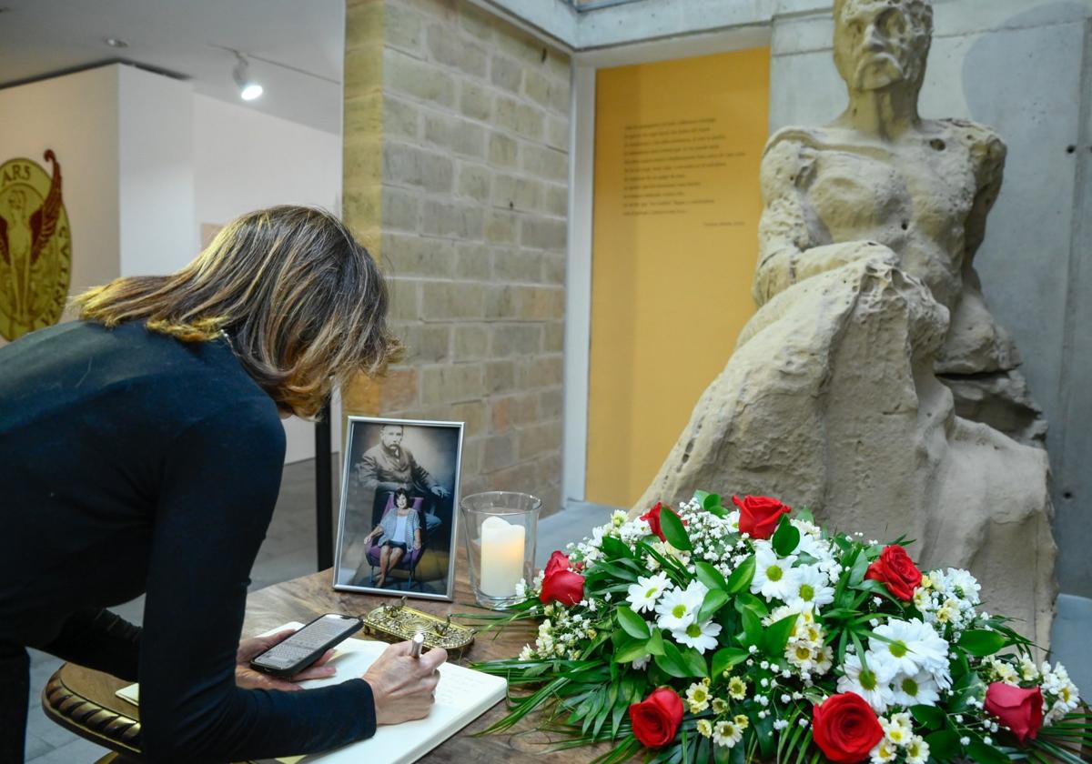 Una integrante de la familia de Yolanda Arencibia firma el libro de condolencias este lunes.