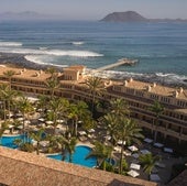 El establecimiento hotelero se localiza frente a la isla de Lobos y en primera línea de costa.