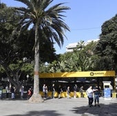 Colas para obtener las tarifas planas cuando entró en vigor la gratuidad en las guaguas.
