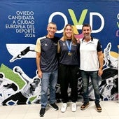 Los nadadores, con su entrenador tras la celebración de la competición en Asturias.