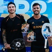 Antoni Ramos, a la derecha, con su pareja de juego y tras ganar en Iguazú.