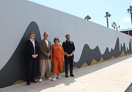 De izquierda a derecha, Marta Chirino, Pablo San José, Cynthia Viera y Jesús María Castaño, este viernes, ante el mural.