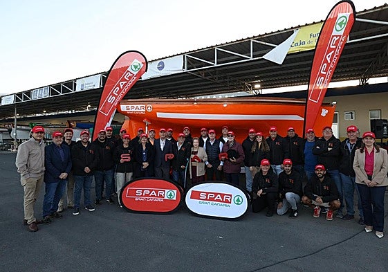 Foto de la embarcación con tripulación y autoridades, este viernes en el Muelle Deportivo.