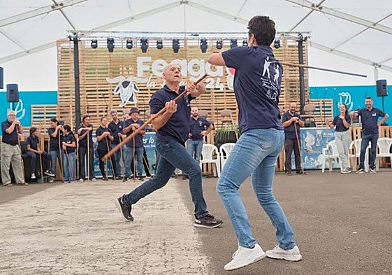 Demostración del juego del palo.