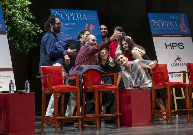 Daniele Piscopo se hace un selfi con parte del elenco.