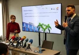 Onalia Bueno, alcaldesa de Mogán, y Eduardo Álamo, director general de Mogán Gestiona, el día en el que presentaron la tasa.